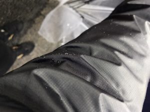 パタゴニアトレントシェルジャケットが雨を弾いている写真