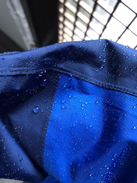 サンダーパスジャケット 雨を弾いている写真