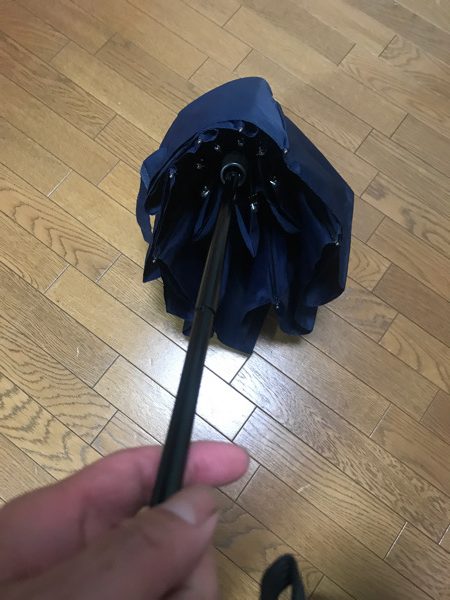 Wpc折りたたみ傘の柄を伸ばしたところ