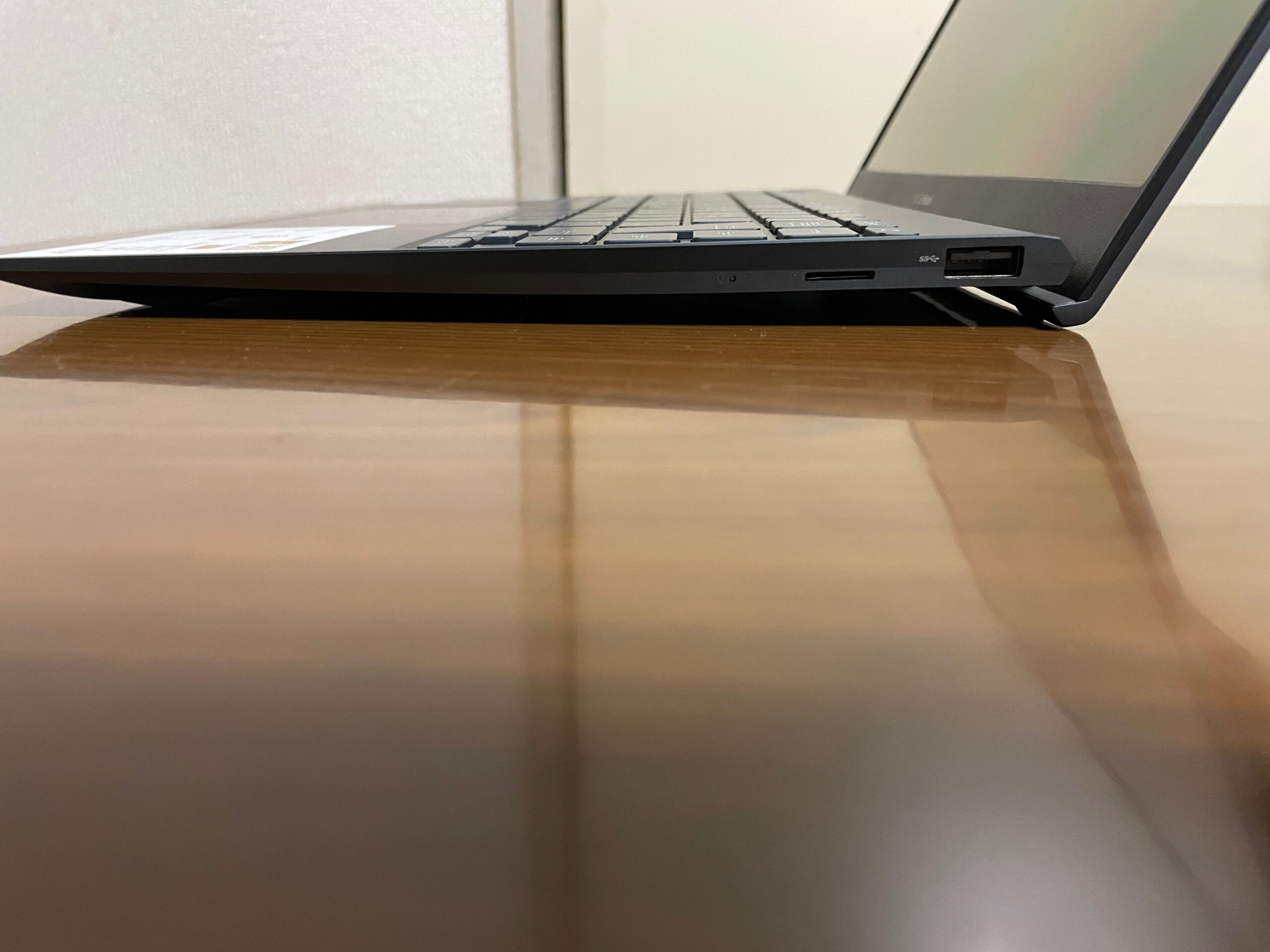 【ASUS】ZenBook 13 OLED UX325EA-KG409TSのインターフェース写真