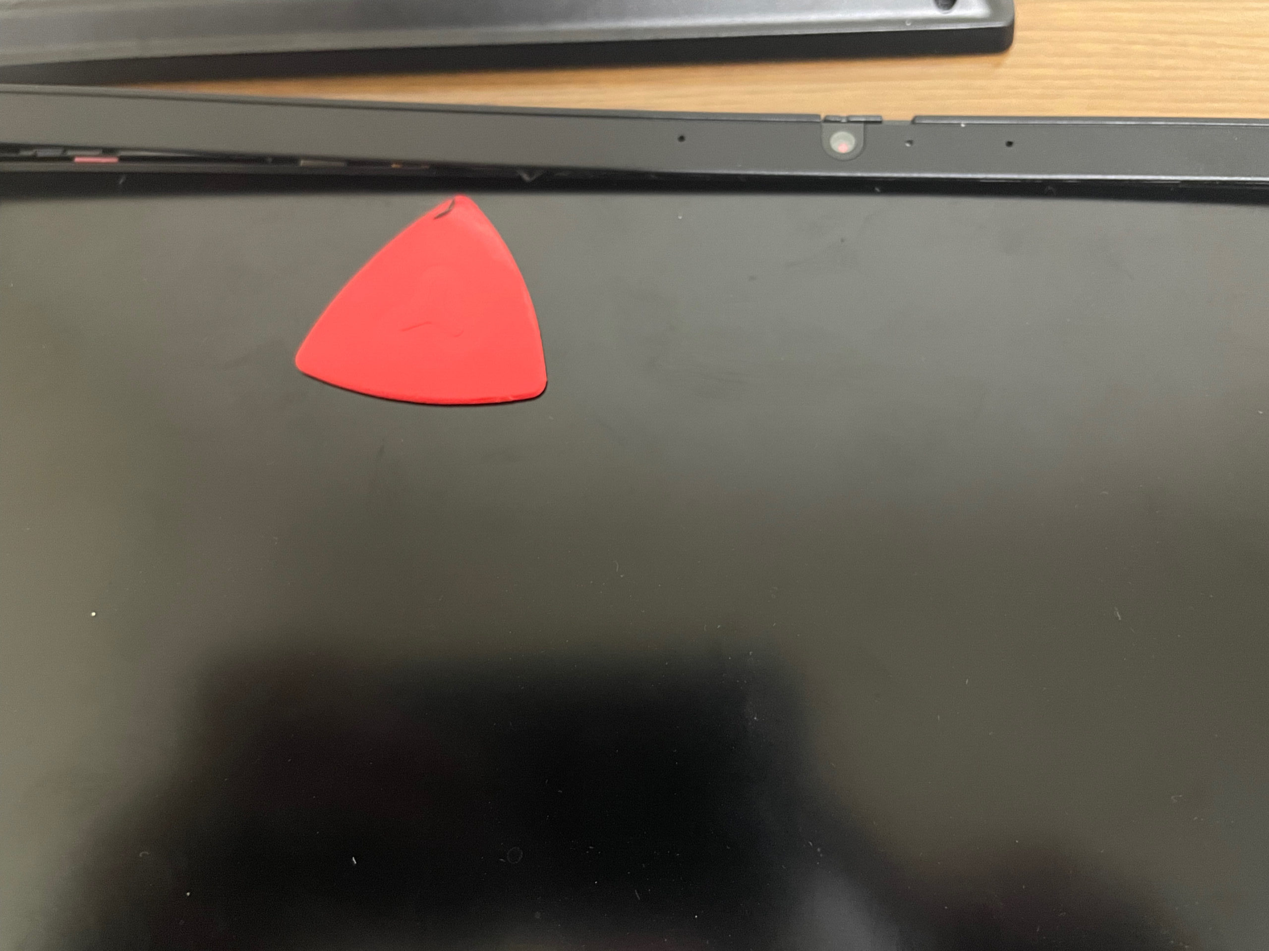 ThinkPadの表面のディスプレイのベゼルを外す写真